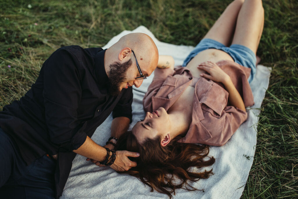 justyna-i-piotrek-sesja-ciążowa-o-zachodzie-słońca-fotograf-rodzinny-kielce (22)