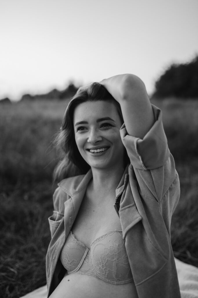 justyna-i-piotrek-sesja-ciążowa-o-zachodzie-słońca-fotograf-rodzinny-kielce (26)