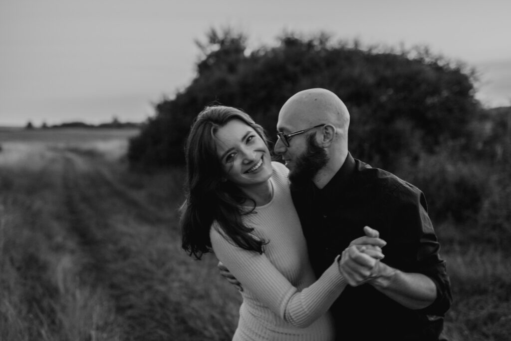 justyna-i-piotrek-sesja-ciążowa-o-zachodzie-słońca-fotograf-rodzinny-kielce (28)